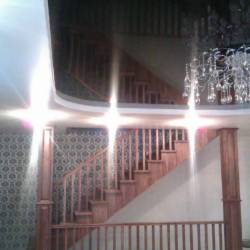 Двухуровневый потолок в гостиной с лестницей