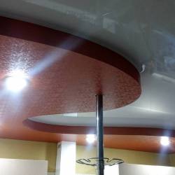 Двухуровневый потолок на кухне с барной стойкой