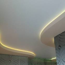 Двухуровневый потолок с подсветкой в прихожей