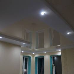 Двухуровневый потолок в гостиной