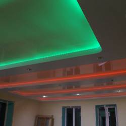 Двухуровневый потолок с подсветкой в гостиной