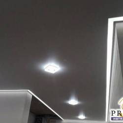 Контурный профиль + точечные светильники в коридоре
