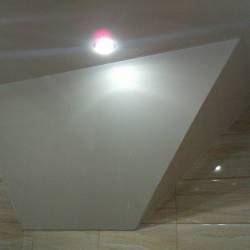 Мансардный сатиновый потолок в ванной