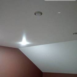 Мансардный потолок с точечными светильниками