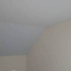 Мансардный натяжной потолок в спальне