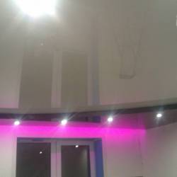 Двухуровневый потолок с подсветкой скрытой ниши