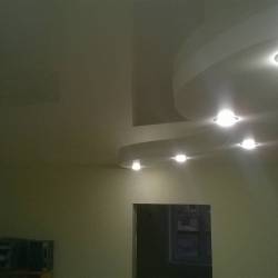 Двухуровневый потолок в коридоре