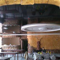 Двухуровневый потолок в кафе