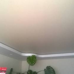 Двухуровневый потолок в спальне