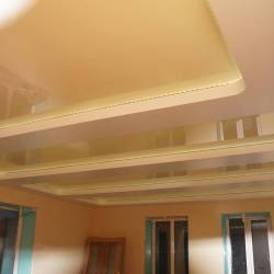 Двухуровневый потолок с подсветкой в гостиной