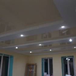 Двухуровневый потолок в гостиной