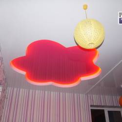 Двухуровневый потолок с подсветкой в спальне