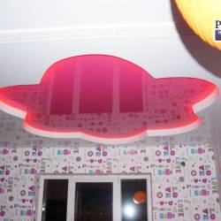 Двухуровневый потолок с подсветкой в спальне