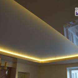 Двухуровневый потолок с подсветкой в зале