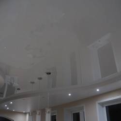 Двухуровневый потолок в гостиную