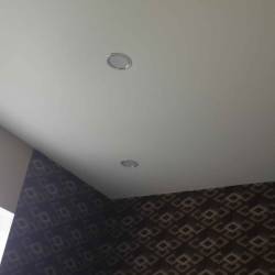 Сатиновый потолок в спальне