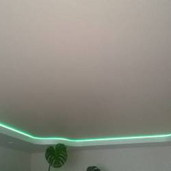 Двухуровневый потолок с подсветкой в зале